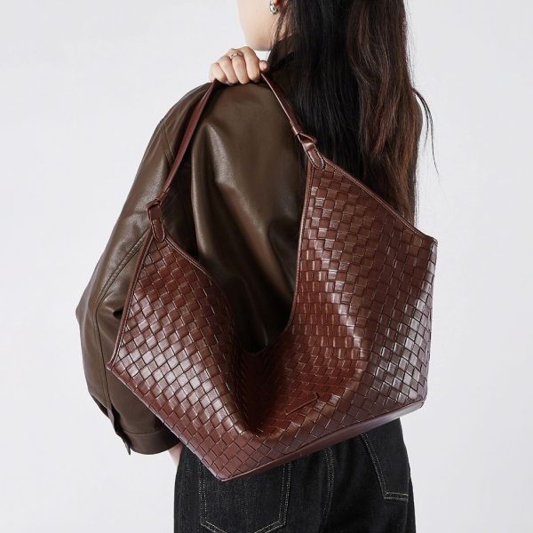 Genuine Leather Large Capacity Women's Bag New European and American Fashion Stylish Woven Cowhide Handbag for Ladies, Versatile Commuter and School Bag